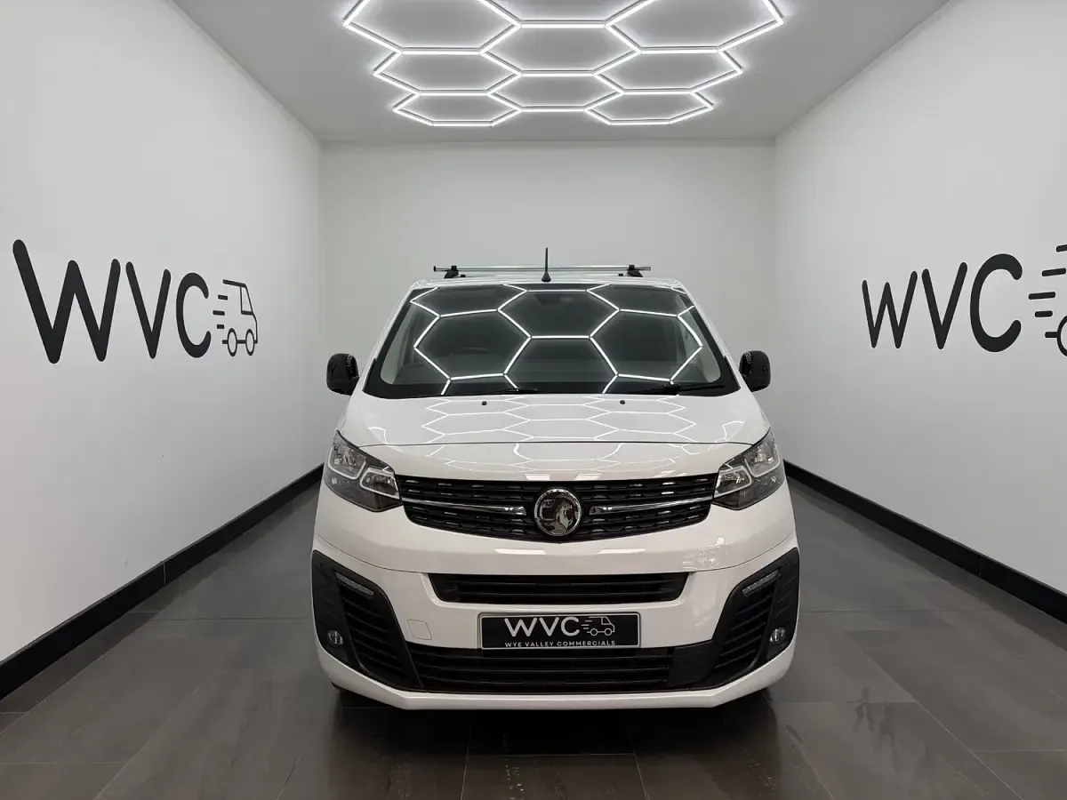 Used Vauxhall Vivaro 120 HP (88 kW) 2023 White MPV