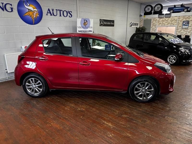 Used Toyota Yaris 99 HP (72 kW) 2015 Red Hatchback