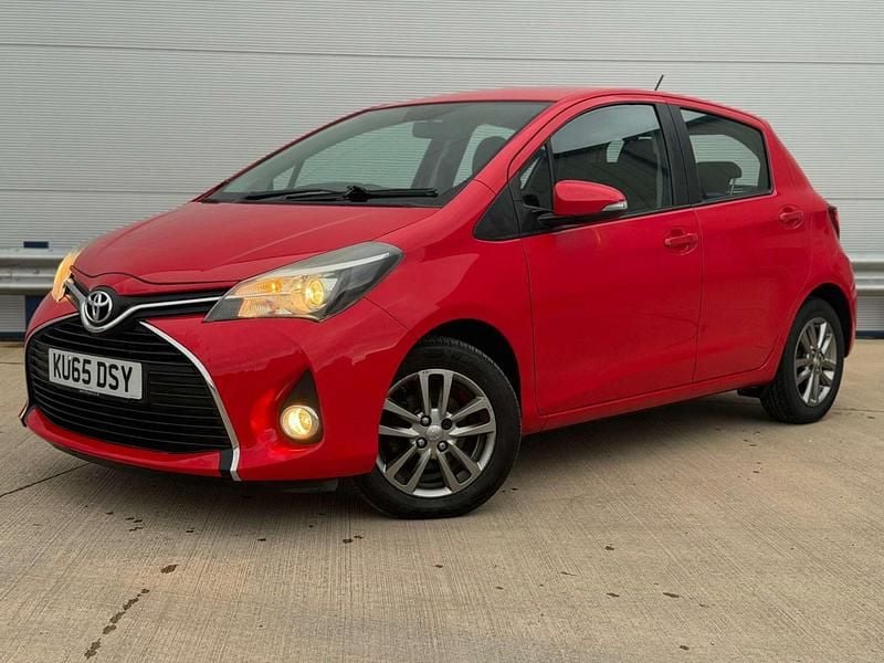 Used Toyota Yaris 99 HP (72 kW) 2015 Red Hatchback