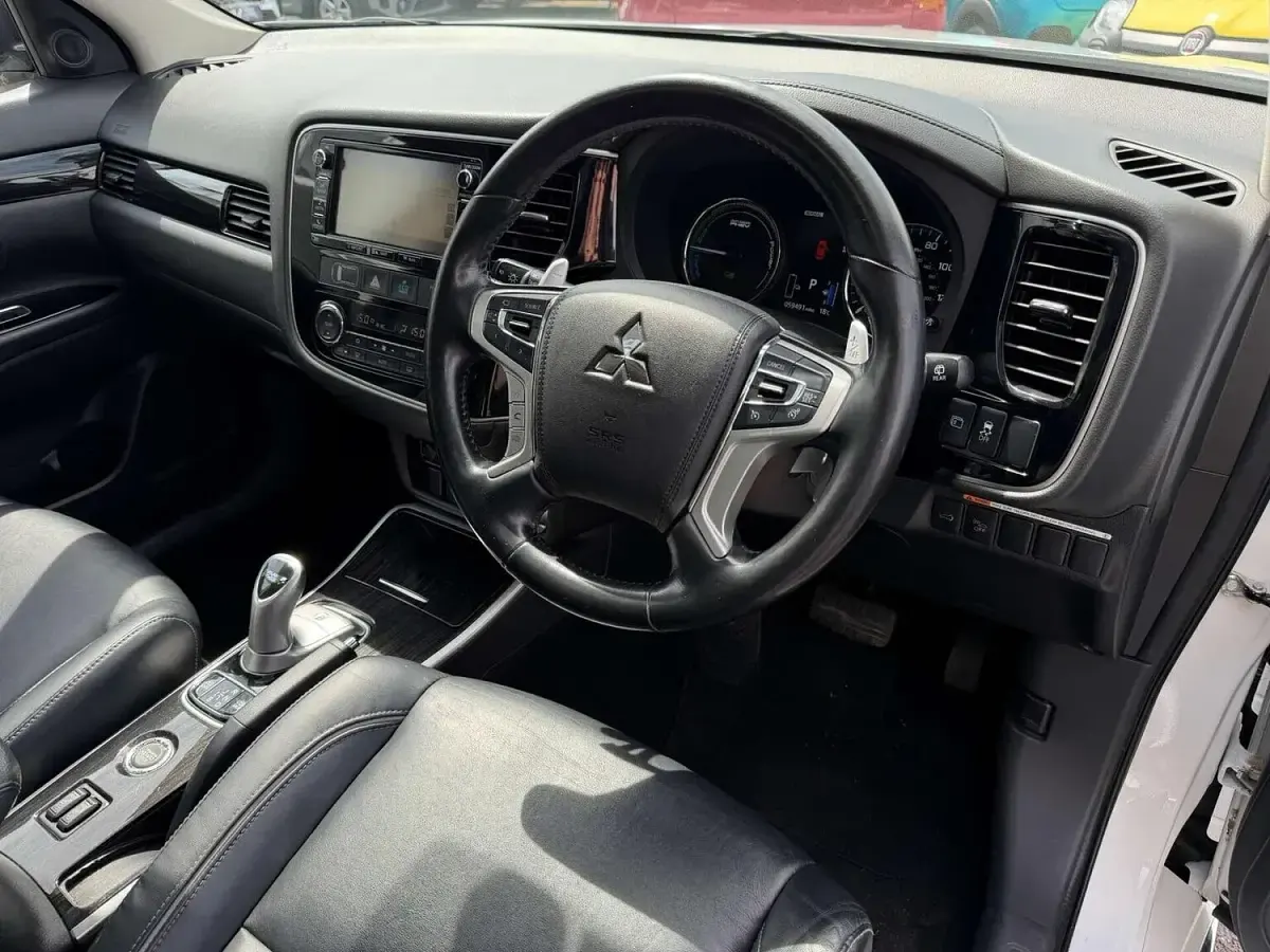 Used Mitsubishi Outlander P-HEV 2016 White SUV