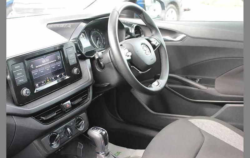 Begagnad Skoda Fabia Comfort 108 HK (79 kW) 2022 Blå Halvkombi