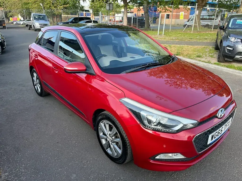 Begagnad Hyundai i20 Premium SE 84 HK (61 kW) 2015 Röd Halvkombi