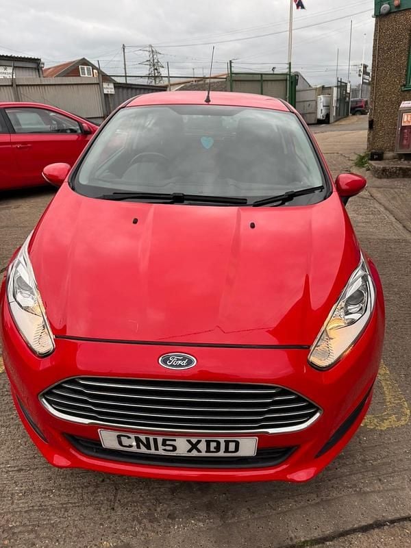 Red Used 2015 Ford Fiesta Zetec Hatchback | £2,995 (Super price) - Image 1/4