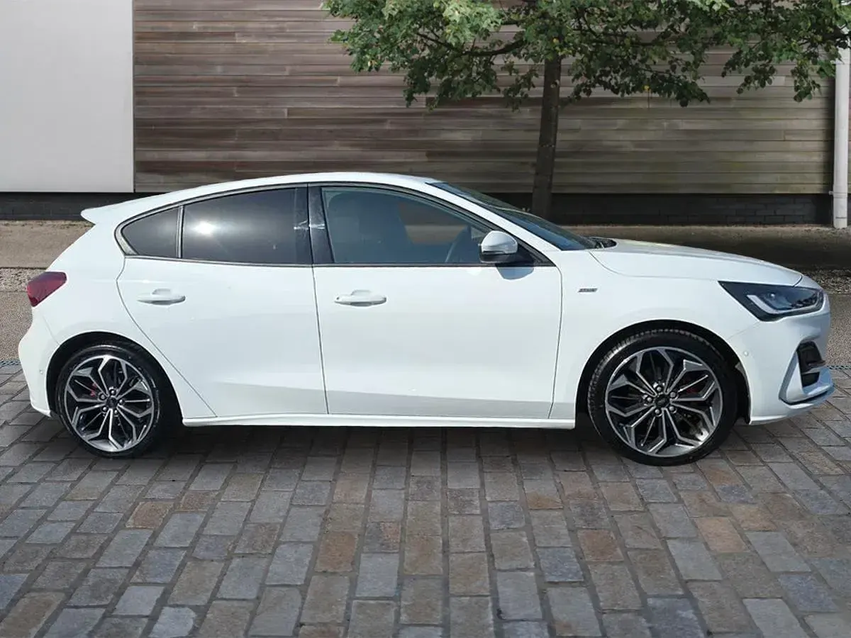 Used Ford Focus ST-Line X 125 HP (91 kW) 2024 White Hatchback