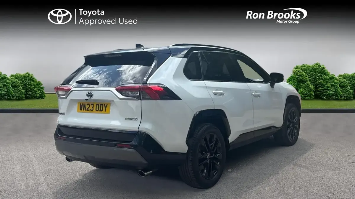 Used Toyota RAV4 218 HP (160 kW) 2023 White/black SUV