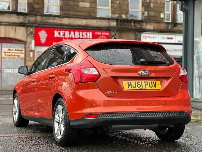Used Ford Focus Zetec 125 HP (91 kW) 2011 Red Hatchback