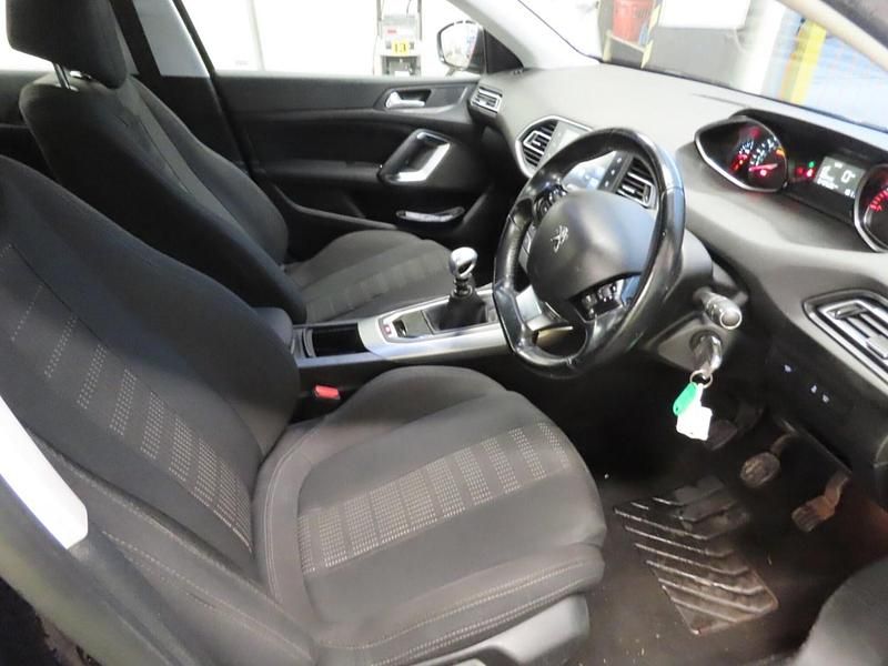 Used Peugeot 308 Allure 130 HP (95 kW) 2017 Blue Hatchback