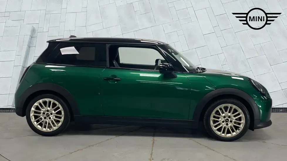 Used Mini Cooper Hatch 154 HP (113 kW) 2024 Green Hatchback