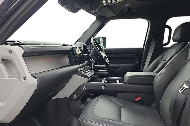 Used Land Rover Defender HSE Dynamic 300 HP (220 kW) 2024 Black Estate