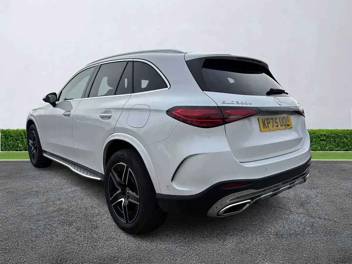 Usado Mercedes GLC300e AMG line 2025 Blanco Familiar