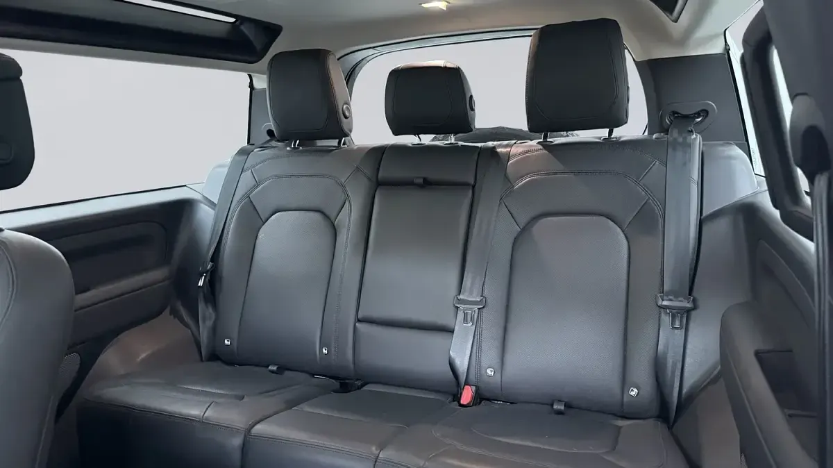 Used Land Rover Defender HSE 2023 Pangea green SUV