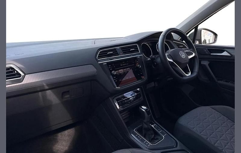 Usado VW Tiguan Life 150 HP (110 kW) 2024 Cinzento SUV