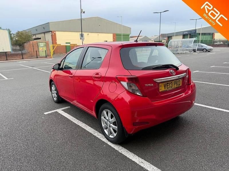 Used Toyota Yaris 99 HP (72 kW) 2013 Red Hatchback