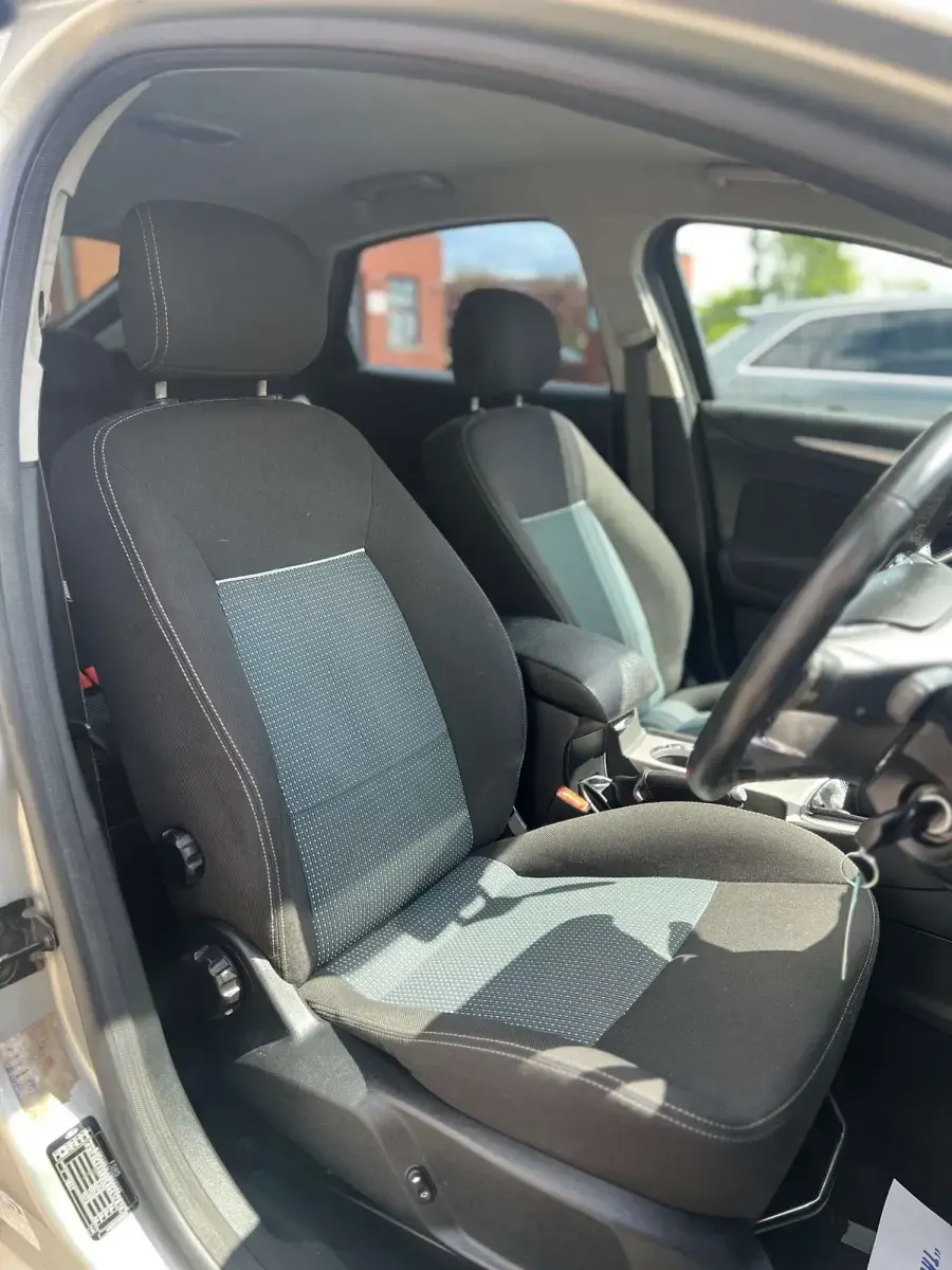 Używany Ford Mondeo Zetec 140 KM (102 kW) 2010 Srebrny Hatchback
