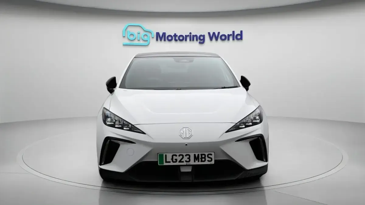 Begagnad MG MG4 EV Trophy 319 kW (435 HK) 2023 Vit Halvkombi