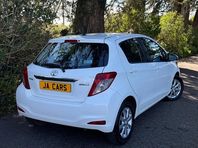 Used Toyota Yaris 101 HP (74 kW) 2012 White Hatchback