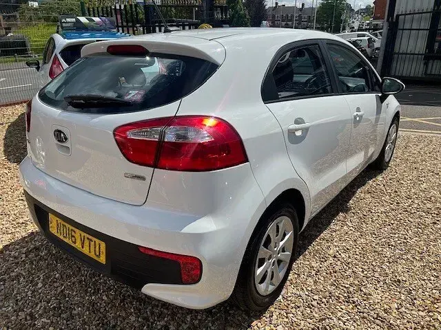 Used Kia Rio Air 75 HP (55 kW) 2016 White Hatchback