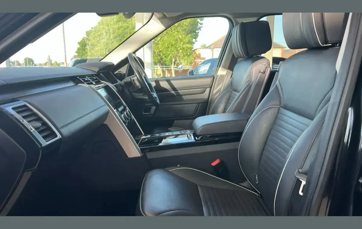 Used Land Rover Discovery HSE Luxury 306 HP (225 kW) 2018 Solid  santorini black SUV