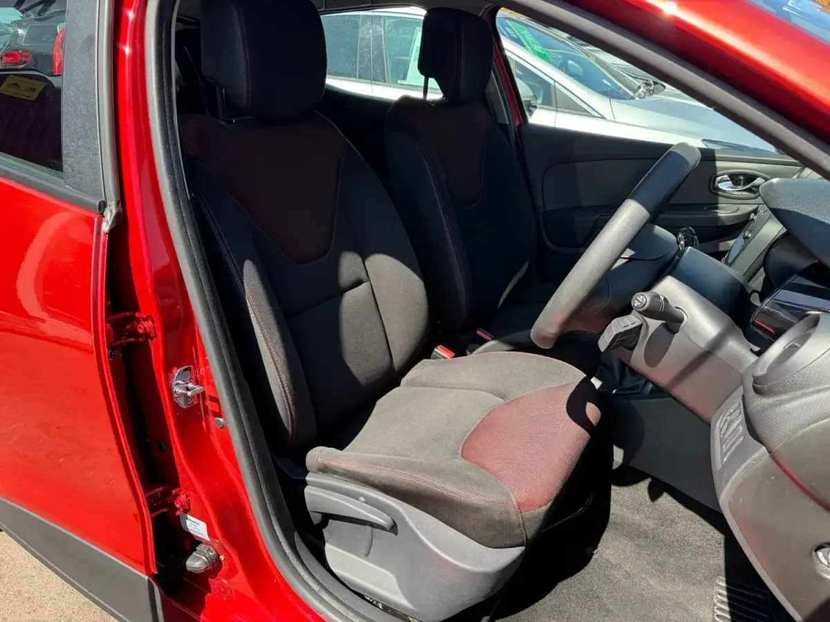 Used Renault Clio Expression+ 75 HP (55 kW) 2014 Red Hatchback