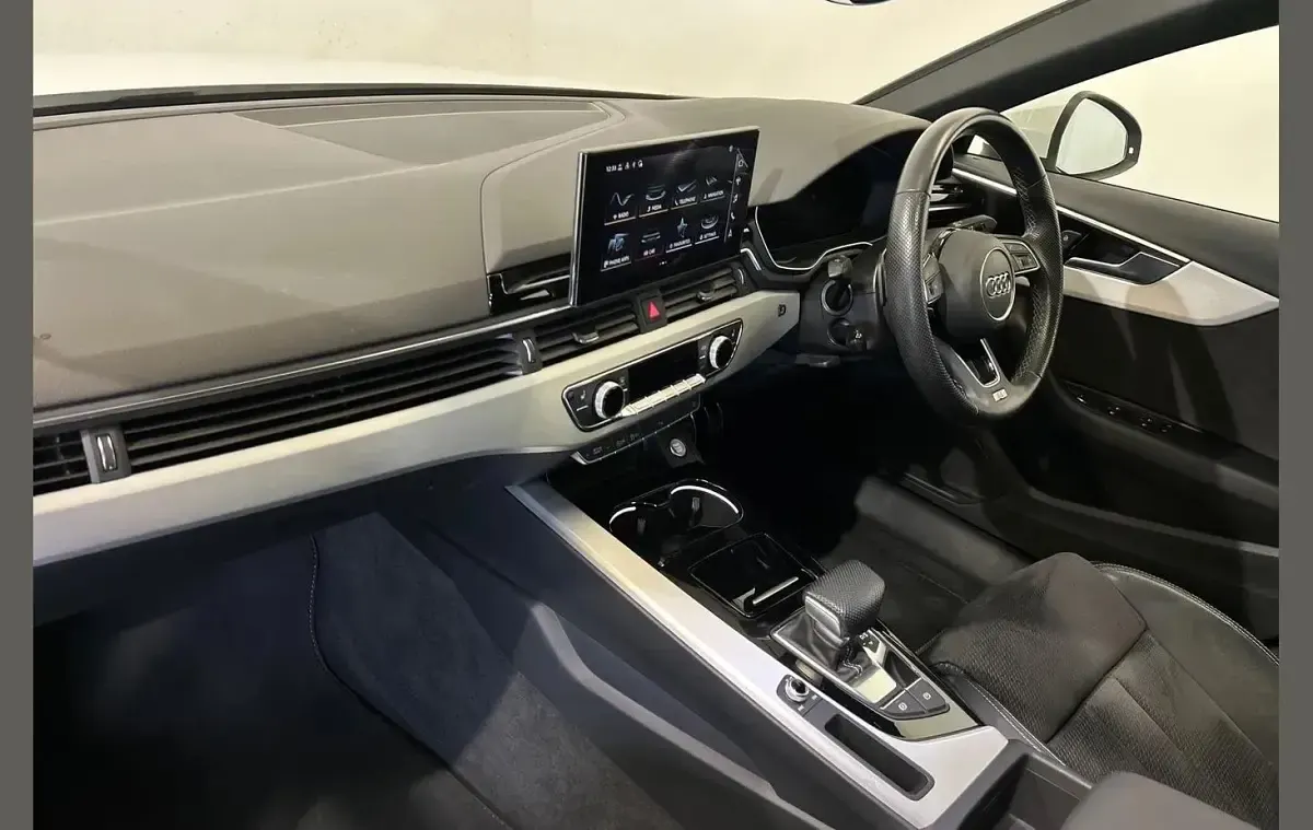 Used Audi A4 S-Line 161 HP (118 kW) 2021 White Sedan