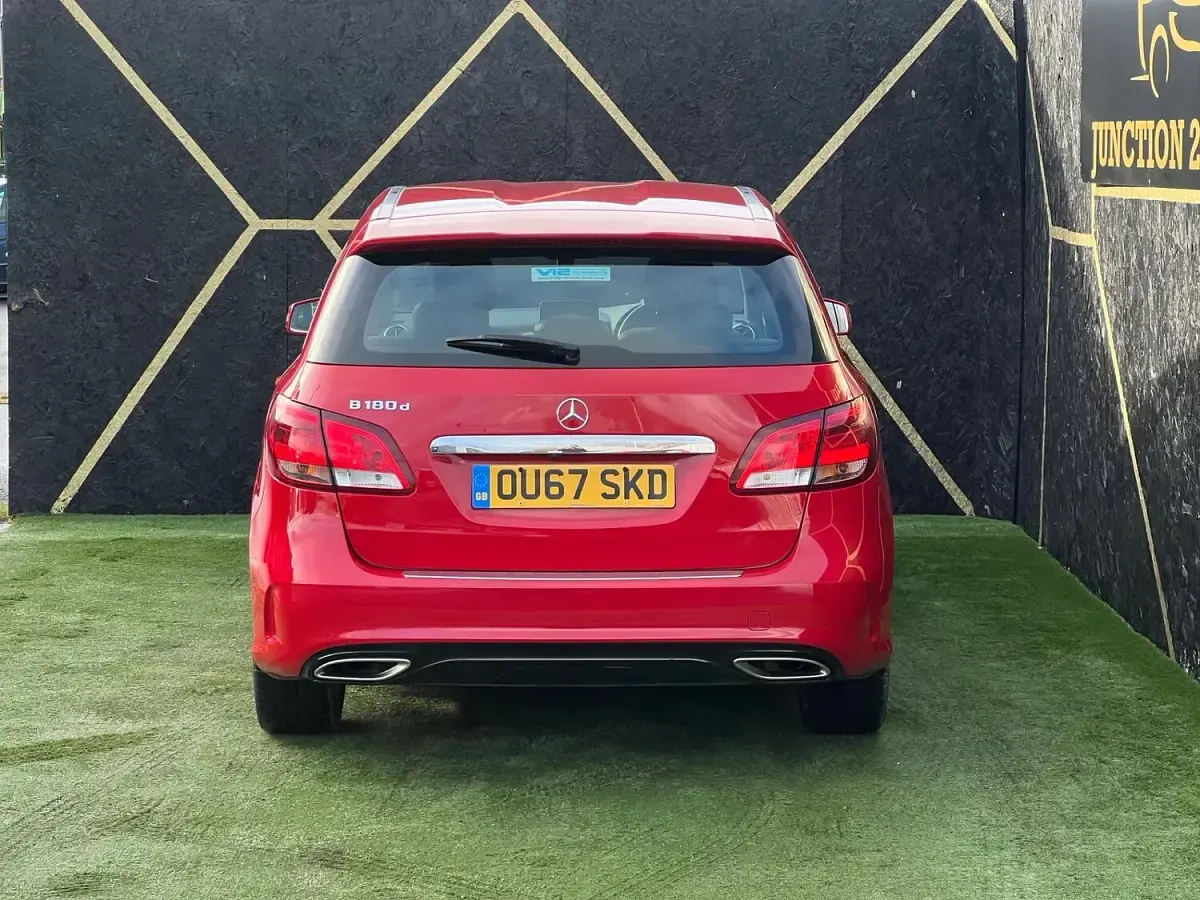 Begagnad Mercedes B180 AMG line 109 HK (80 kW) 2017 Röd Minibuss