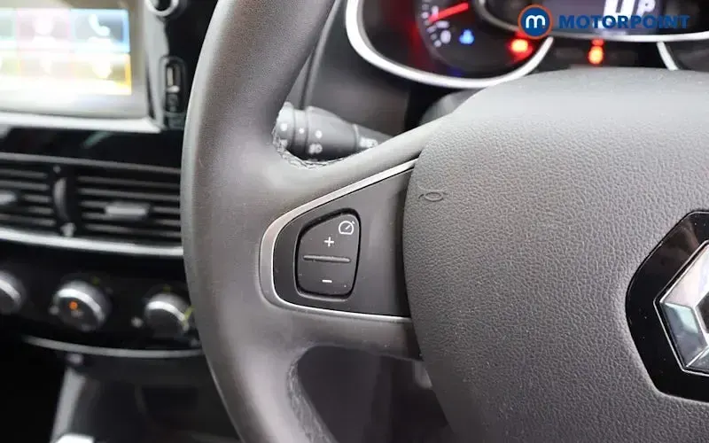 Used Renault Clio Iconic 90 HP (66 kW) 2019 Red Hatchback