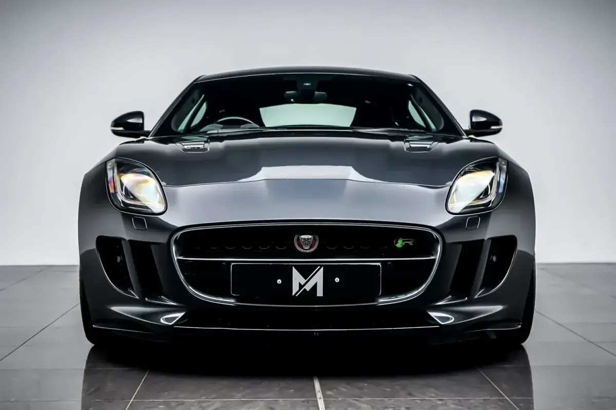 Usado Jaguar F-Type R 550 HP (404 kW) 2016 Cinzento Coupé