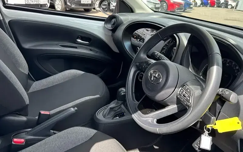 Used Toyota Aygo X PURE 72 HP (52 kW) 2023 White SUV