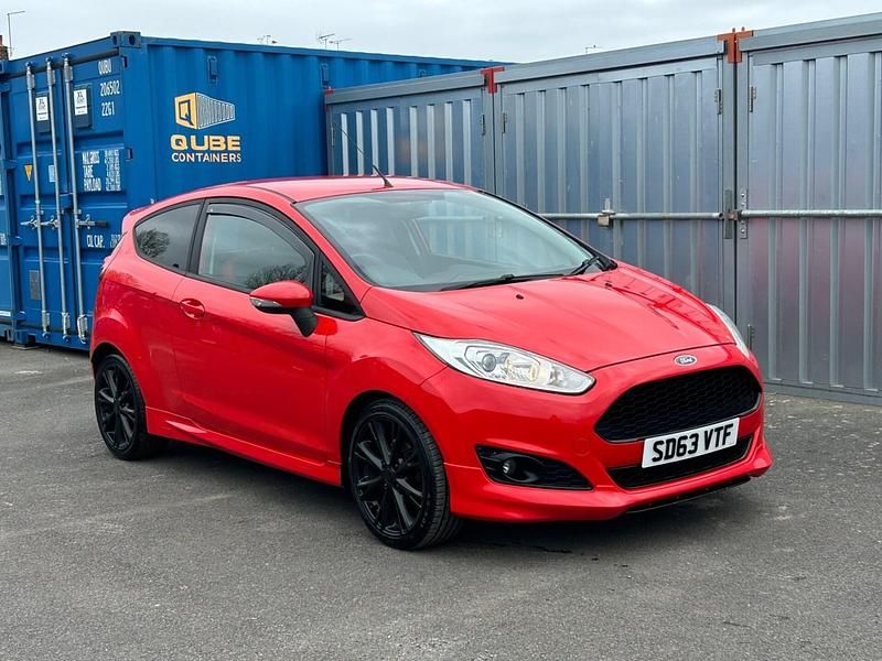 Used Ford Fiesta Zetec 125 HP (91 kW) 2013 Red Hatchback