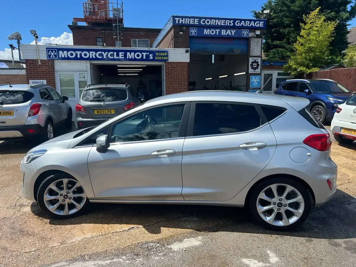 Used Ford Fiesta Titanium 100 HP (73 kW) 2018 Silver Hatchback