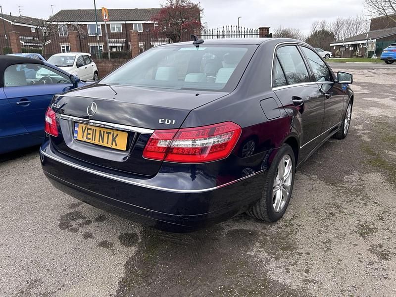 Usado Mercedes E220 Avantgarde 2011 Azul Berlina