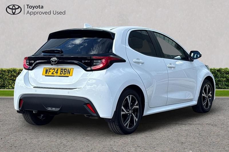 Used Toyota Yaris Hybrid Design 116 HP (85 kW) 2024 Pure white Hatchback
