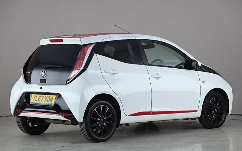 Used Toyota Aygo x-press 69 HP (50 kW) 2018 White Hatchback