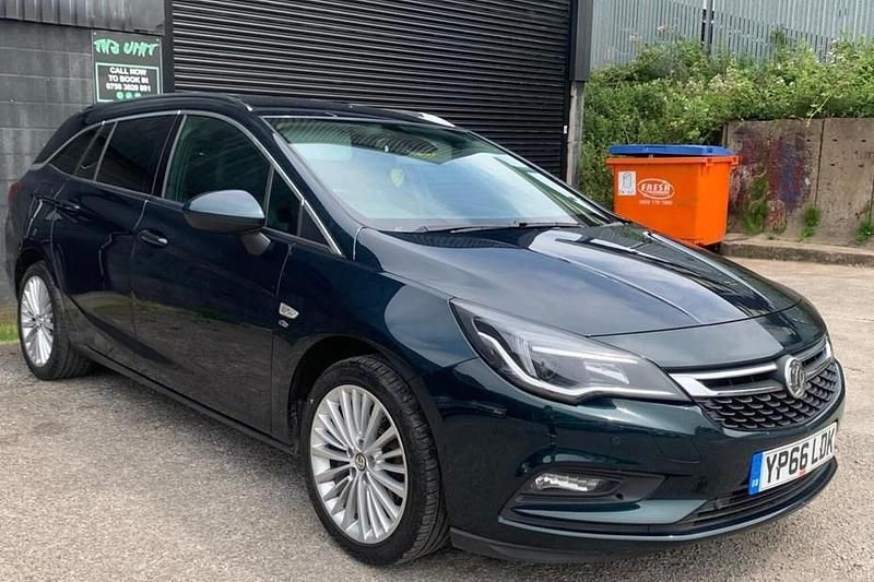 Used Vauxhall Astra Elite 136 HP (100 kW) 2016 Green Estate