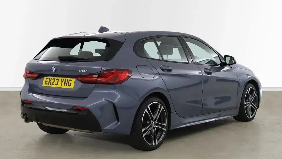 Usado BMW 118 M Sport 134 HP (98 kW) 2023 Cinzento Citadino