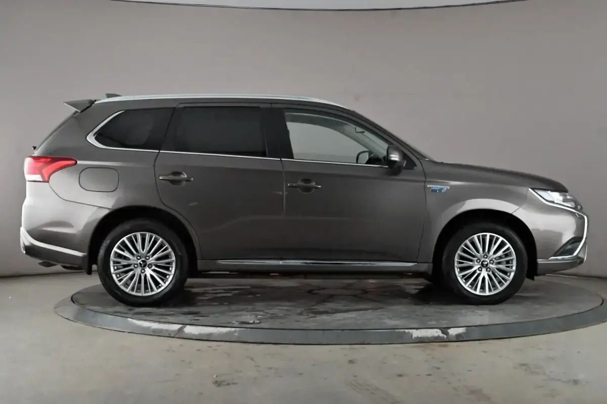 Used Mitsubishi Outlander P-HEV 2018 Brown Estate
