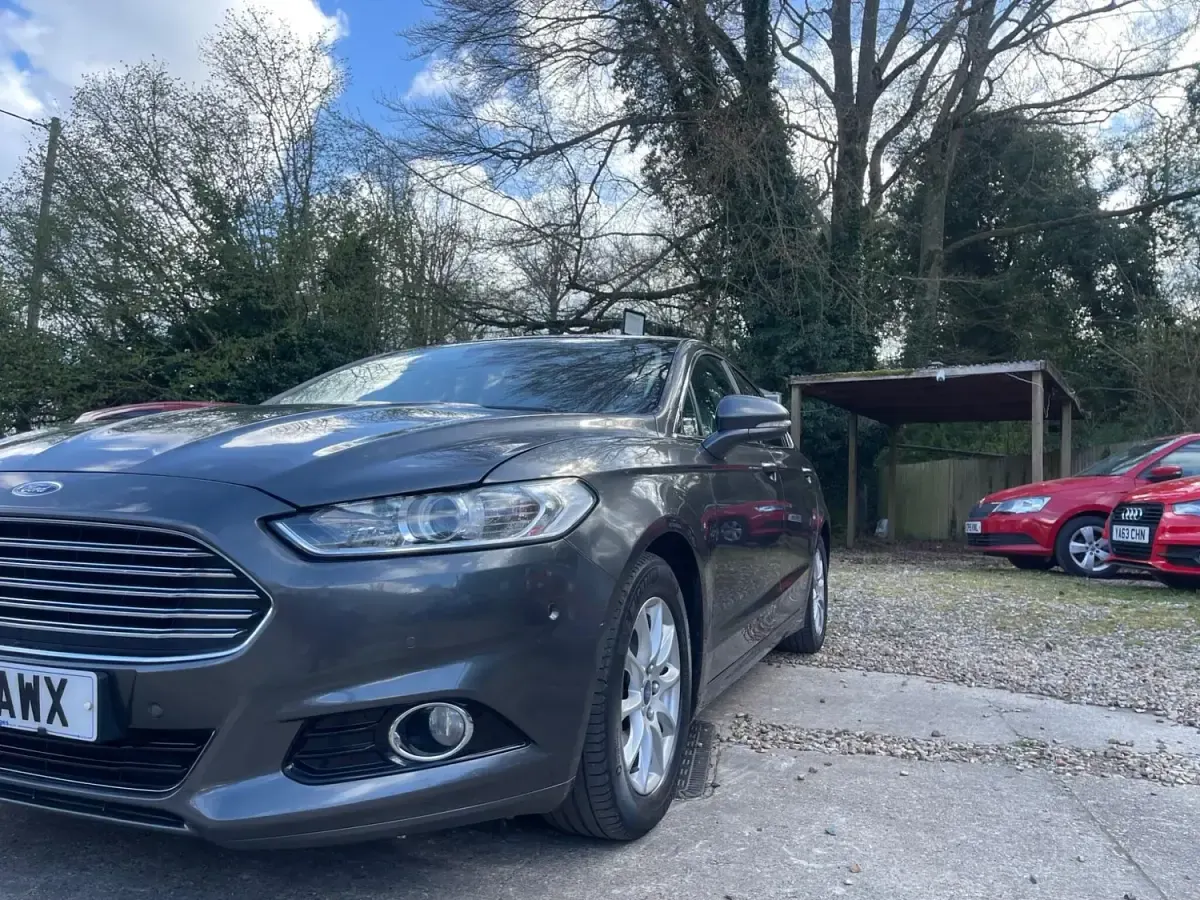 Usado Ford Mondeo Titanium 150 HP (110 kW) 2015 Cinzento Citadino