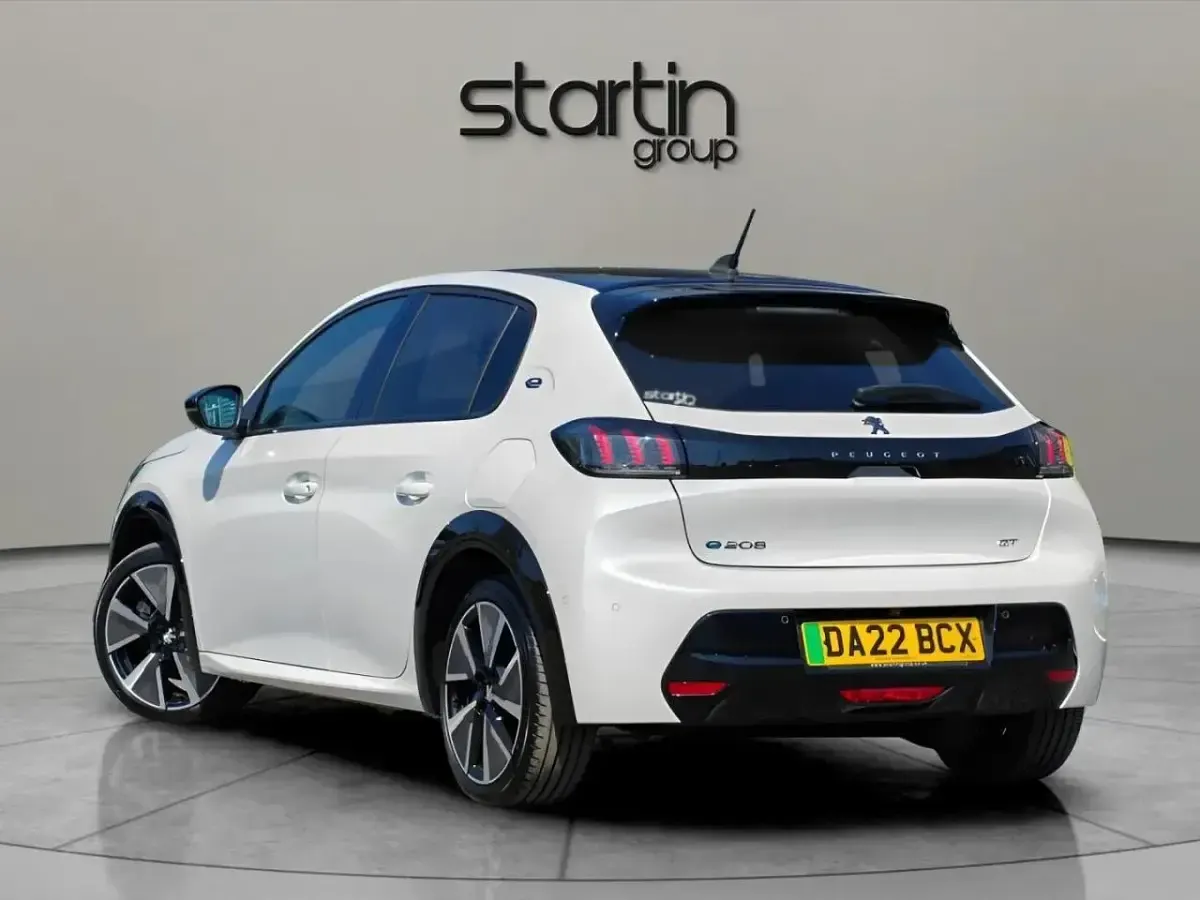 Used Peugeot e-208 GT 98 kW (134 HP) 2022 White Hatchback