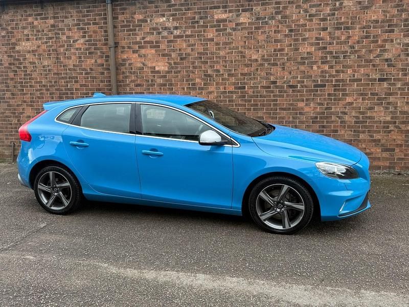 Used Volvo V40 R-Design 190 HP (139 kW) 2016 Blue Hatchback