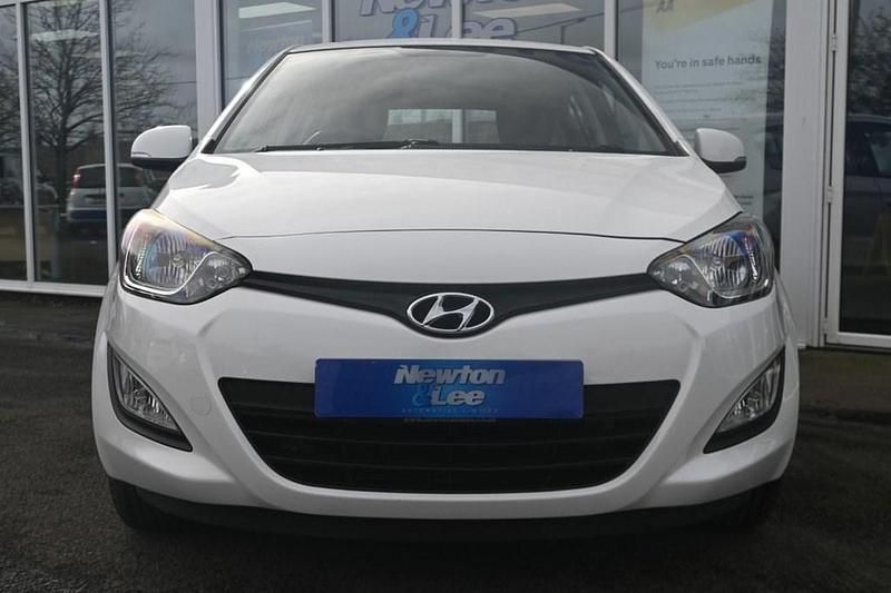 Used Hyundai i20 Active 85 HP (62 kW) 2014 White Hatchback