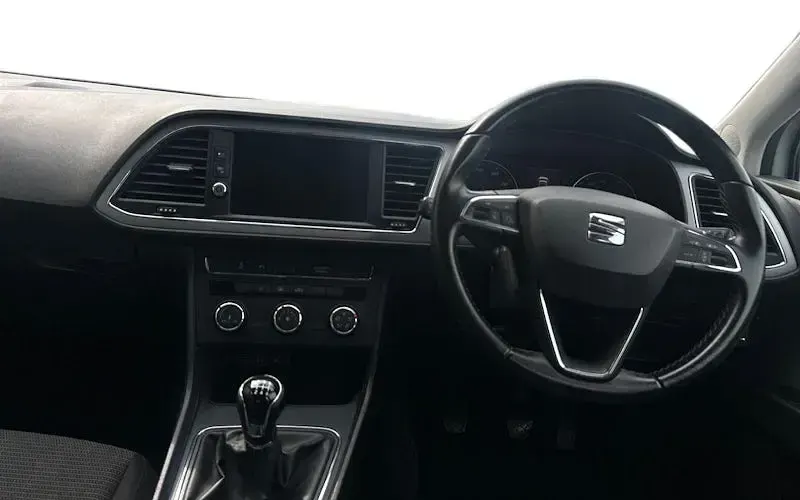 Used Seat Leon SE Dynamic 116 HP (85 kW) 2018 White Hatchback