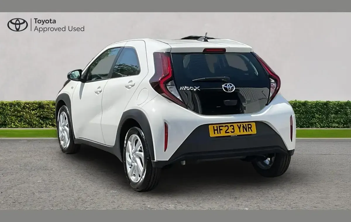 Used Toyota Aygo X PURE 72 HP (52 kW) 2023 White SUV