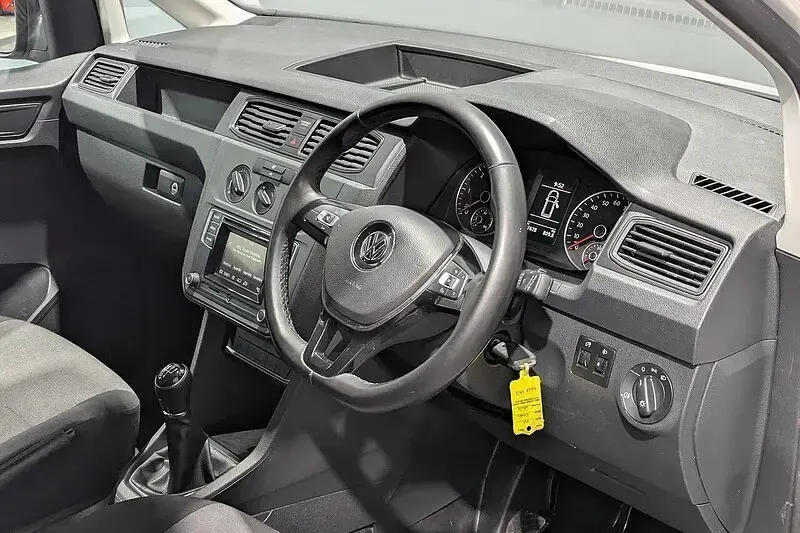 Usado VW Caddy Startline 102 HP (75 kW) 2018 Branco Monovolume