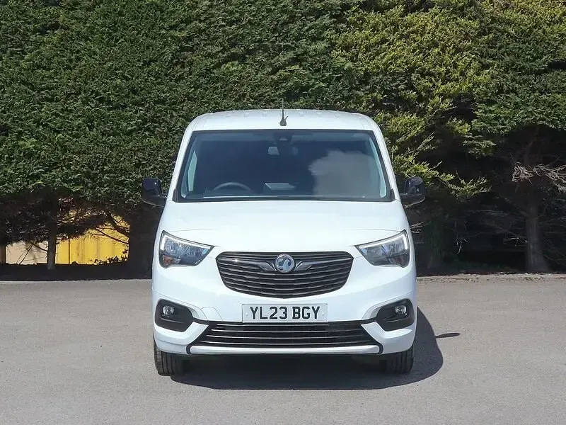 Używany Vauxhall Combo 100 KM (73 kW) 2023 Biały Minivan