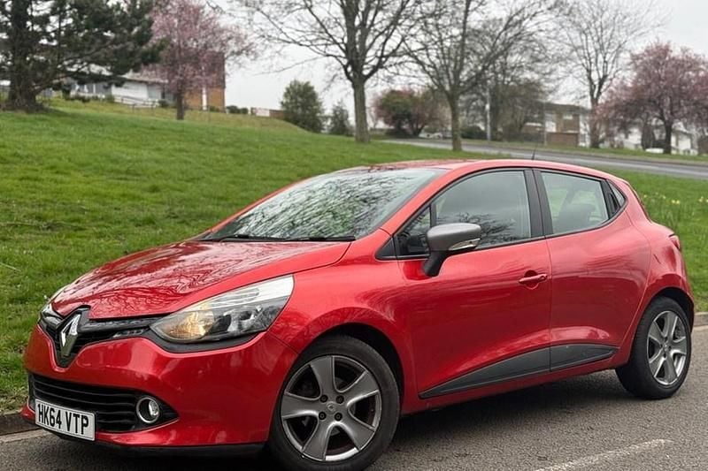 Used Renault Clio IV Expression+ 75 HP (55 kW) 2015 Red Hatchback
