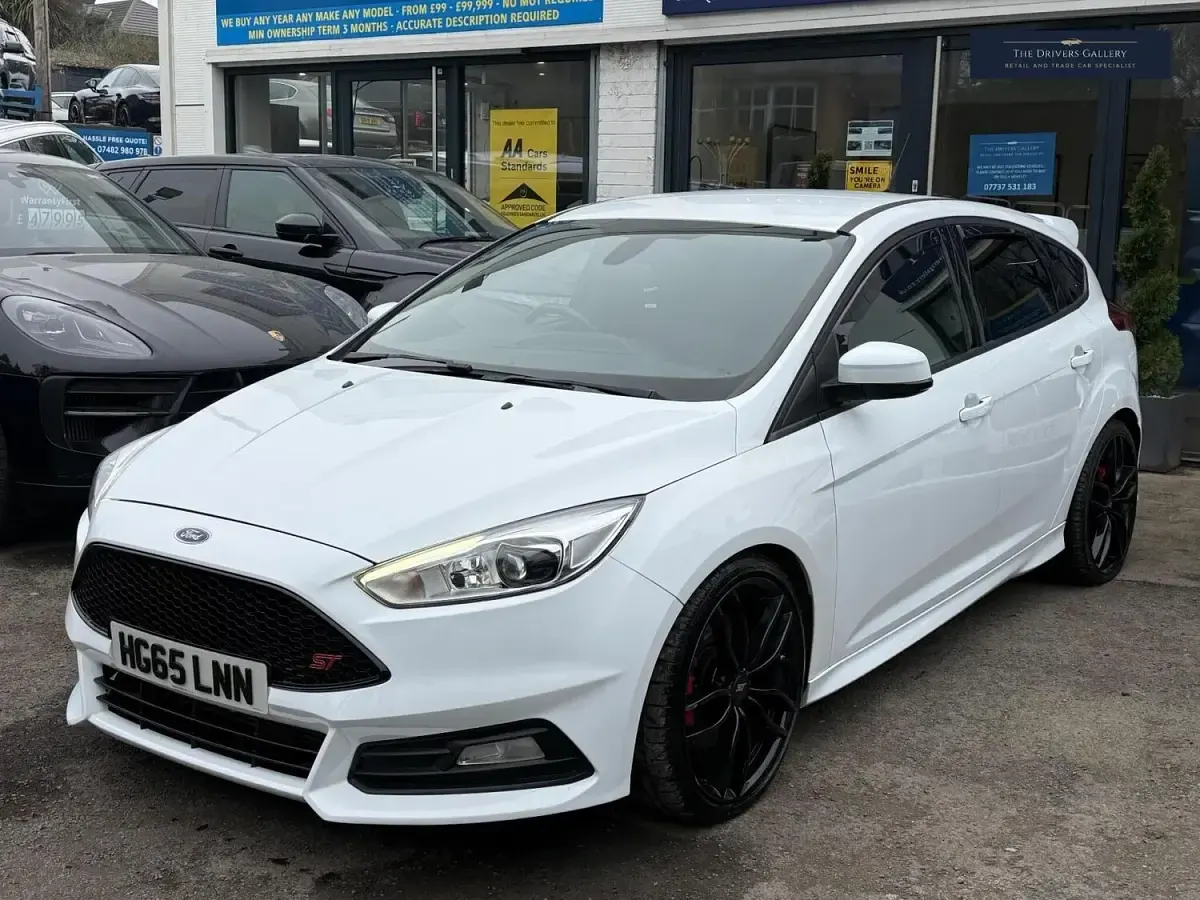 Used Ford Focus ST 250 HP (183 kW) 2016 White Hatchback