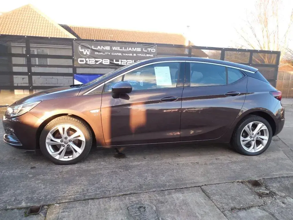 Used Vauxhall Astra SRi 150 HP (110 kW) 2017 Brown Hatchback