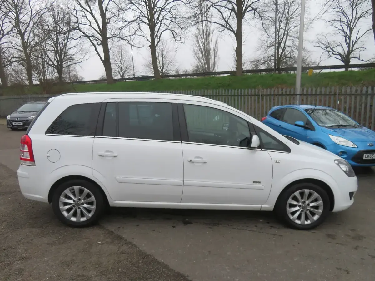 Used Vauxhall Zafira Design Edition 120 HP (88 kW) 2014 White MPV