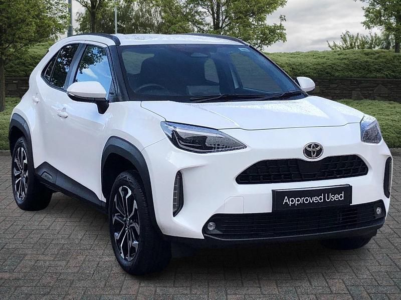 White Used 2024 Toyota Yaris Hybrid Design Estate | £23,200 (Fair price) - Image 1/4