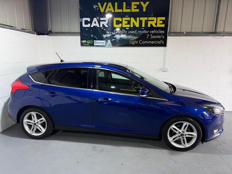 Used Ford Focus Zetec 125 HP (91 kW) 2017 Blue Hatchback